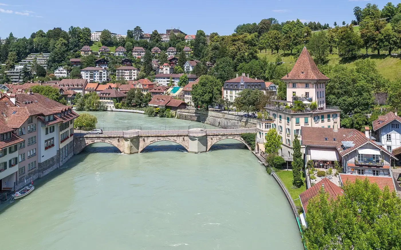 Aare mit Untertorbrücke in Bern — Radroute am Fluss