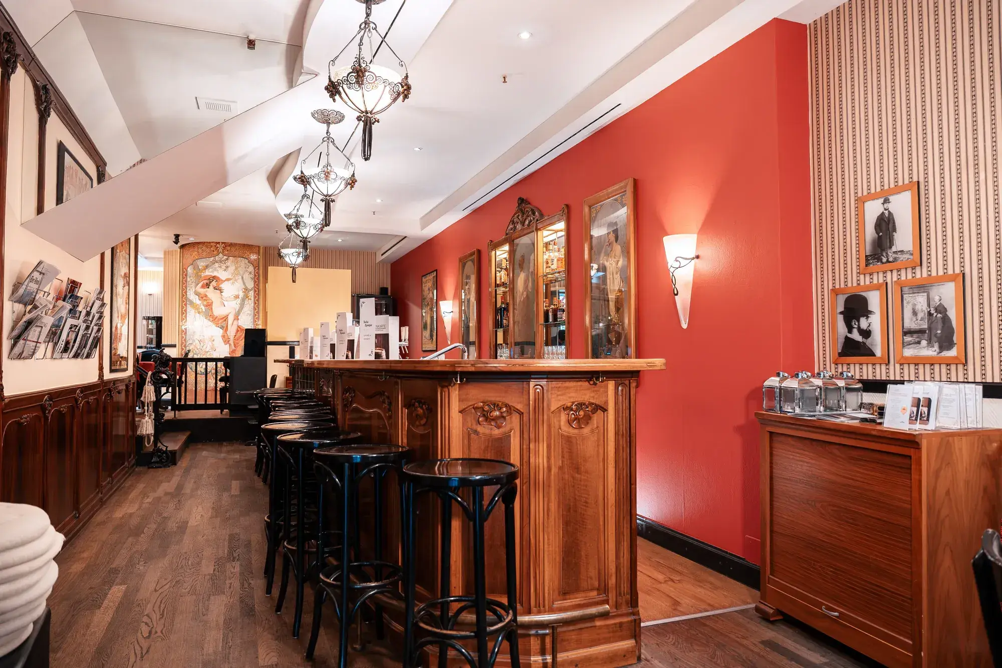 Hotelbar mit antikem Holztresen