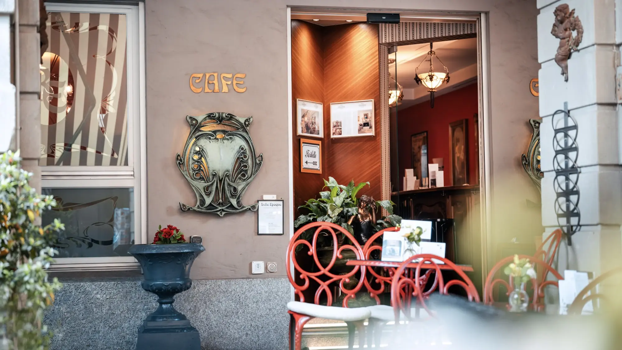 Café-Eingang des Hotel Belle Époque unter den Lauben in Bern