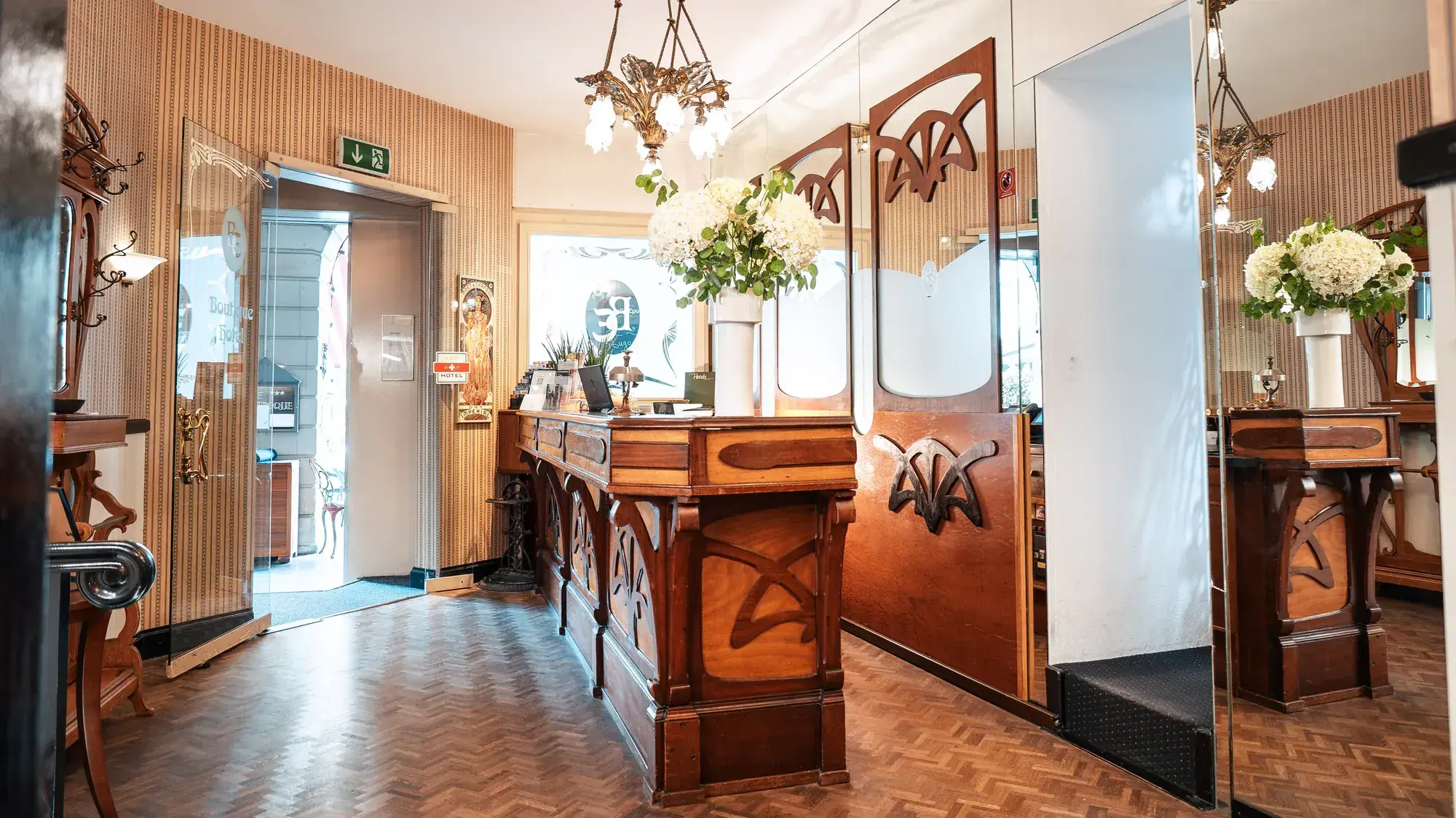 Rezeption des Hotel Belle Epoque Bern mit Jugendstil-Holztresen